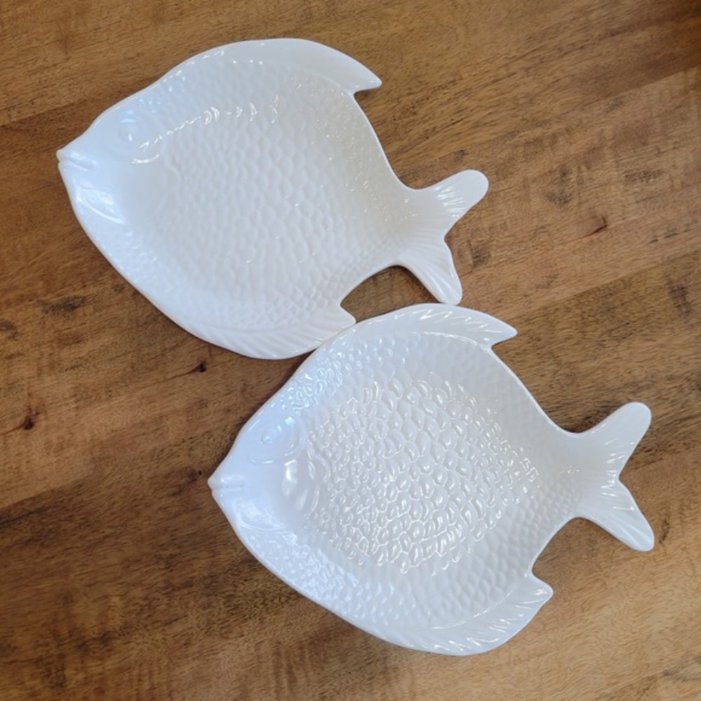 Set of w‎ Pottery Barn Seashore Fish Plates  White Ceramic Textured